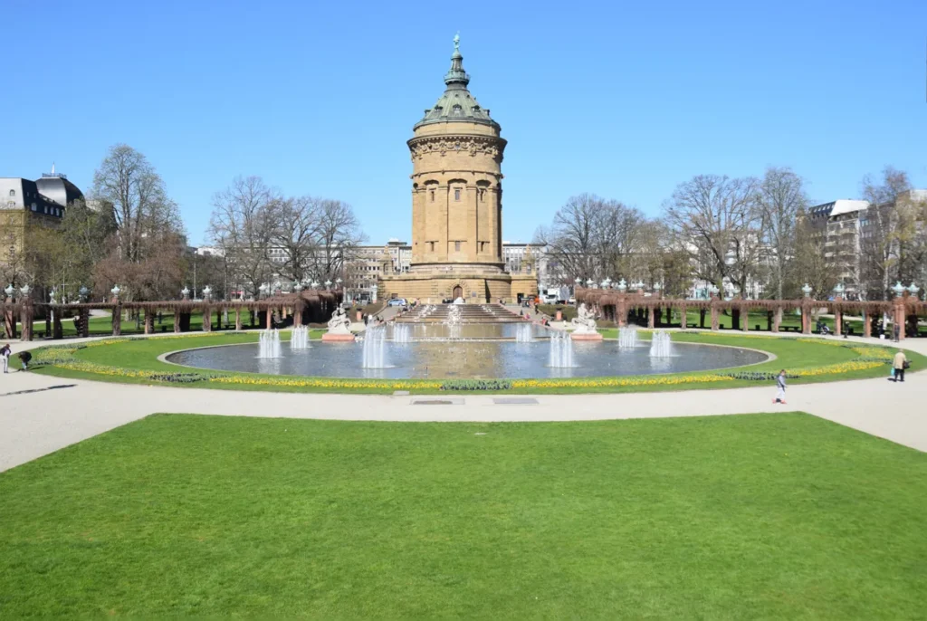 Vandtårnet i Mannheim med springvand og grønne områder