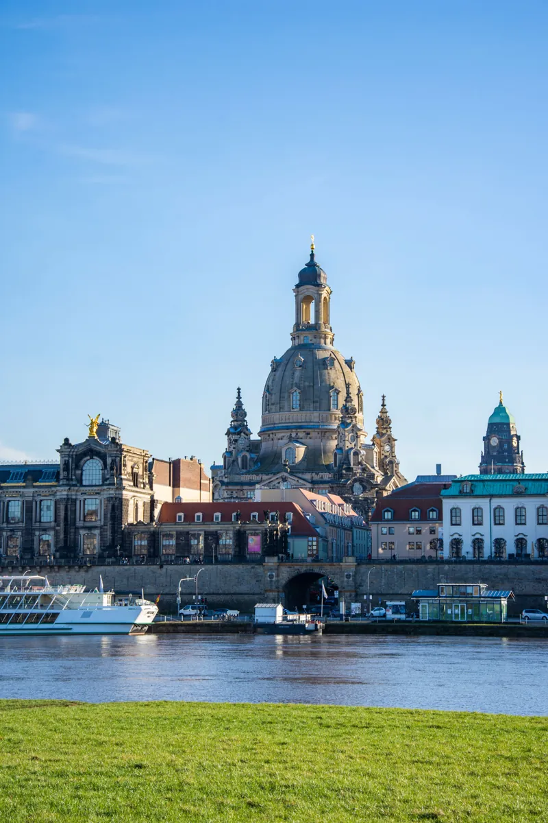 Blick über die Elbe zur Dresdner Altstadt mit Frauenkirche