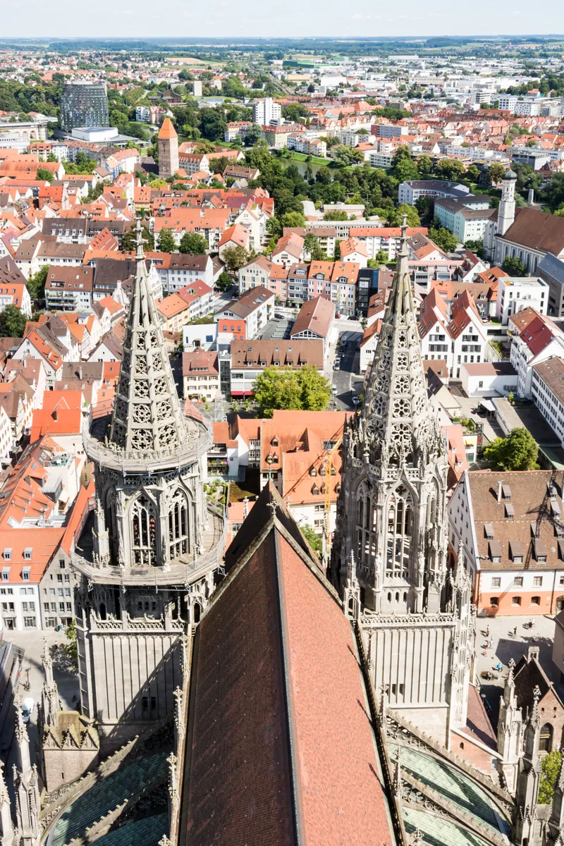 Blick über die Dächer von Ulm und die Türme des Münsters